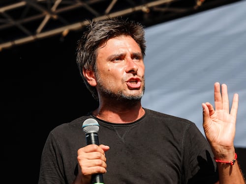 Di Battista, rinviato il rientro in Italia dopo il malore: è stato operato a Cuba