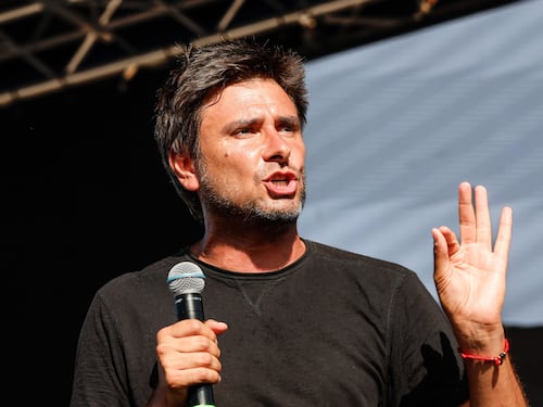 “Sta affrontando questa fase nel migliore dei modi ma la convalescenza è lunga”. Come sta Di Battista dopo l’intervento a Cuba