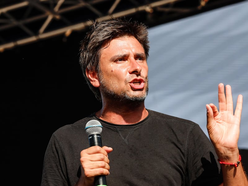 Annuncio social Di Battista dopo il ricovero a Cuba: “Mi sento molto meglio. Riparto venerdì”