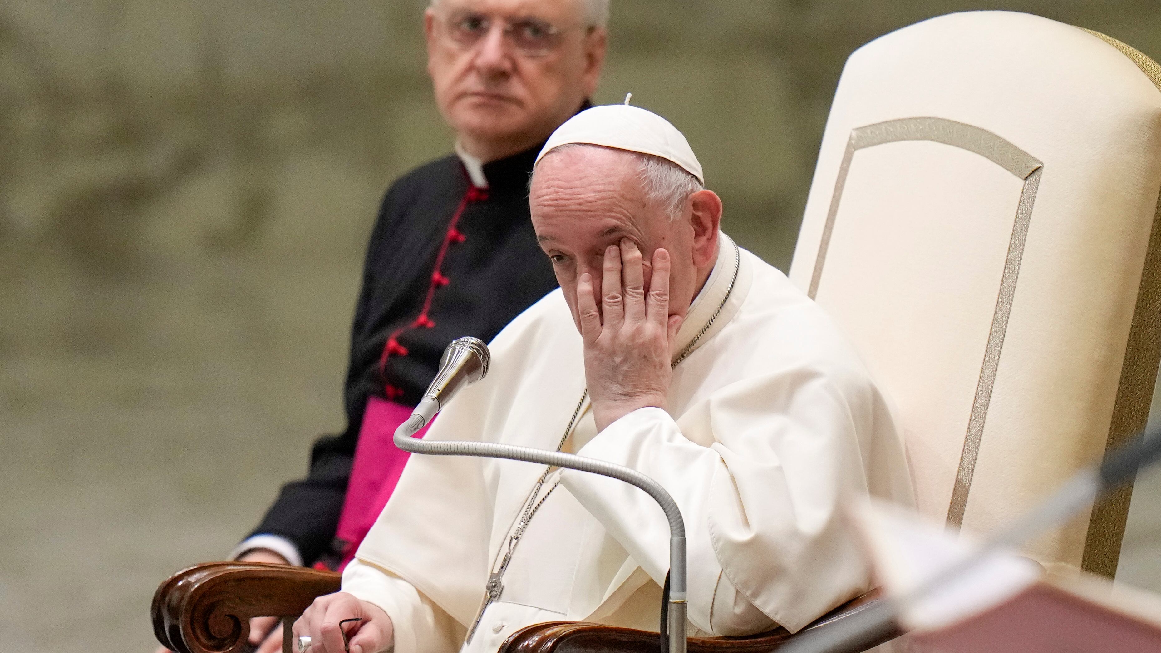 Abusi, mea culpa del Papa. "È il tempo della vergogna"