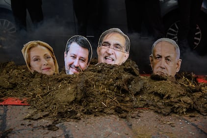 Centri sociali scaricano letame davanti alla Scala  7