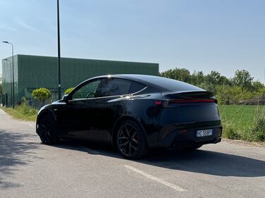 Tesla Model Y Performance: guarda le foto 5