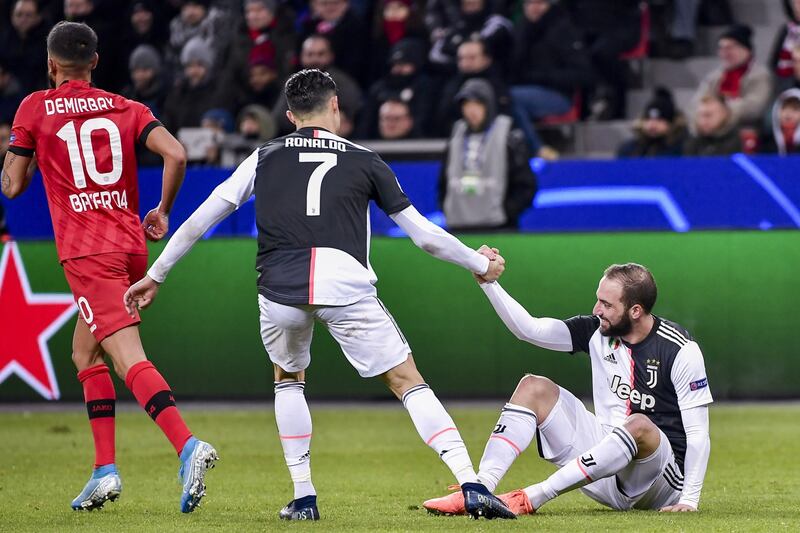 L'invasione pacifica in Bayer-Juventus: il tifoso corre ad abbracciare CR7 4