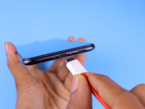 Metti a ricaricare il telefono durante la notte? Ecco perché non è consigliabile farlo