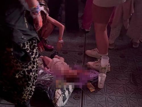 Il neonato a terra tra la folla al concerto di Taylor Swift. La foto che fa discutere