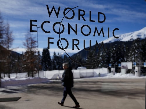 "Escort introvabili". La lotta al patriarcato si ferma a Davos