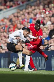 Balotelli trattenuto dai tifosi dopo un fallo 2