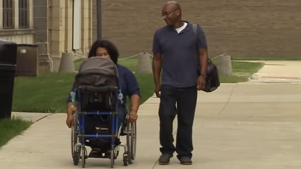 Passeggino per sedia a rotelle: un'invenzione dedicata alle madri disabili