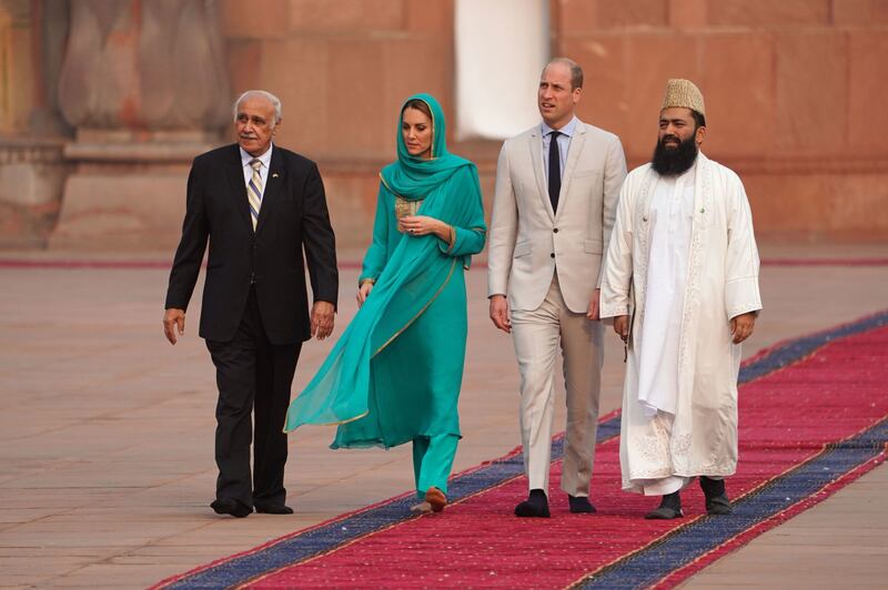Pakistan, Kate Middleton con il velo per la visita in moschea 3