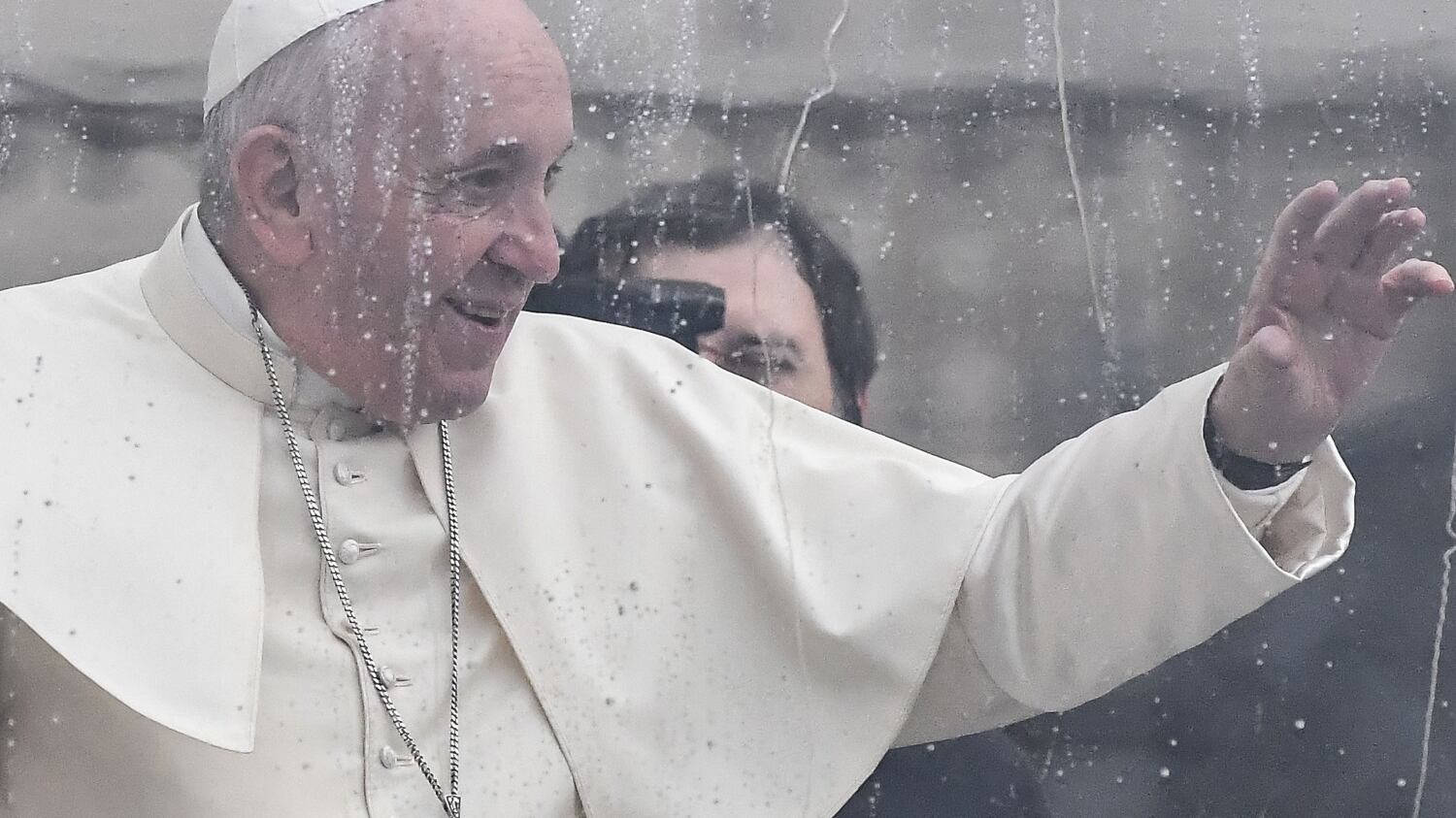 Papa Francesco operato di cataratta in segreto?