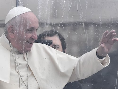 Papa Francesco operato di cataratta in segreto?