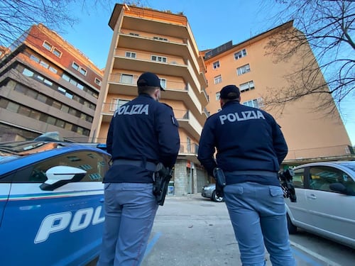 Arezzo, violenza sessuale su due bambini davanti a scuola: pakistano in manette