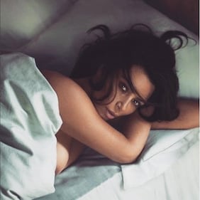 Kim Kardashian, vitino di vespa su Instagram 7
