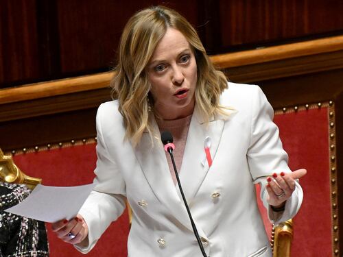 "Se vuole aiutarci con il suo amico...". La Meloni in Aula gela Renzi