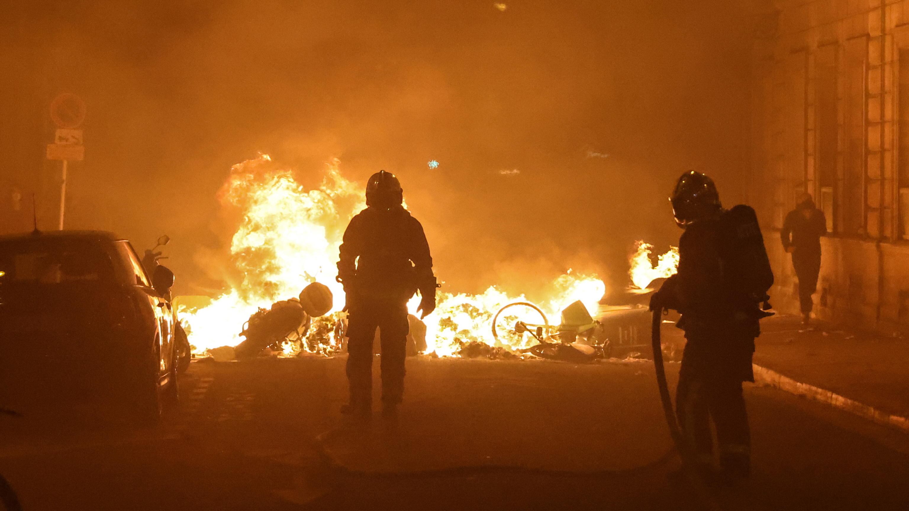 "Parigi in fiamme e Macron al centro". Esplode la protesta in Francia