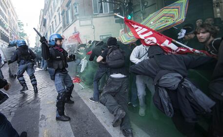 Scontri e cariche a Roma 4