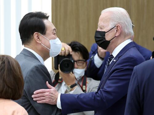 Biden sfida Pechino in Asia. E in Ue 100mila soldati Usa