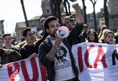 Milano, scontri tra i manifestanti e le forze dell'ordine 1