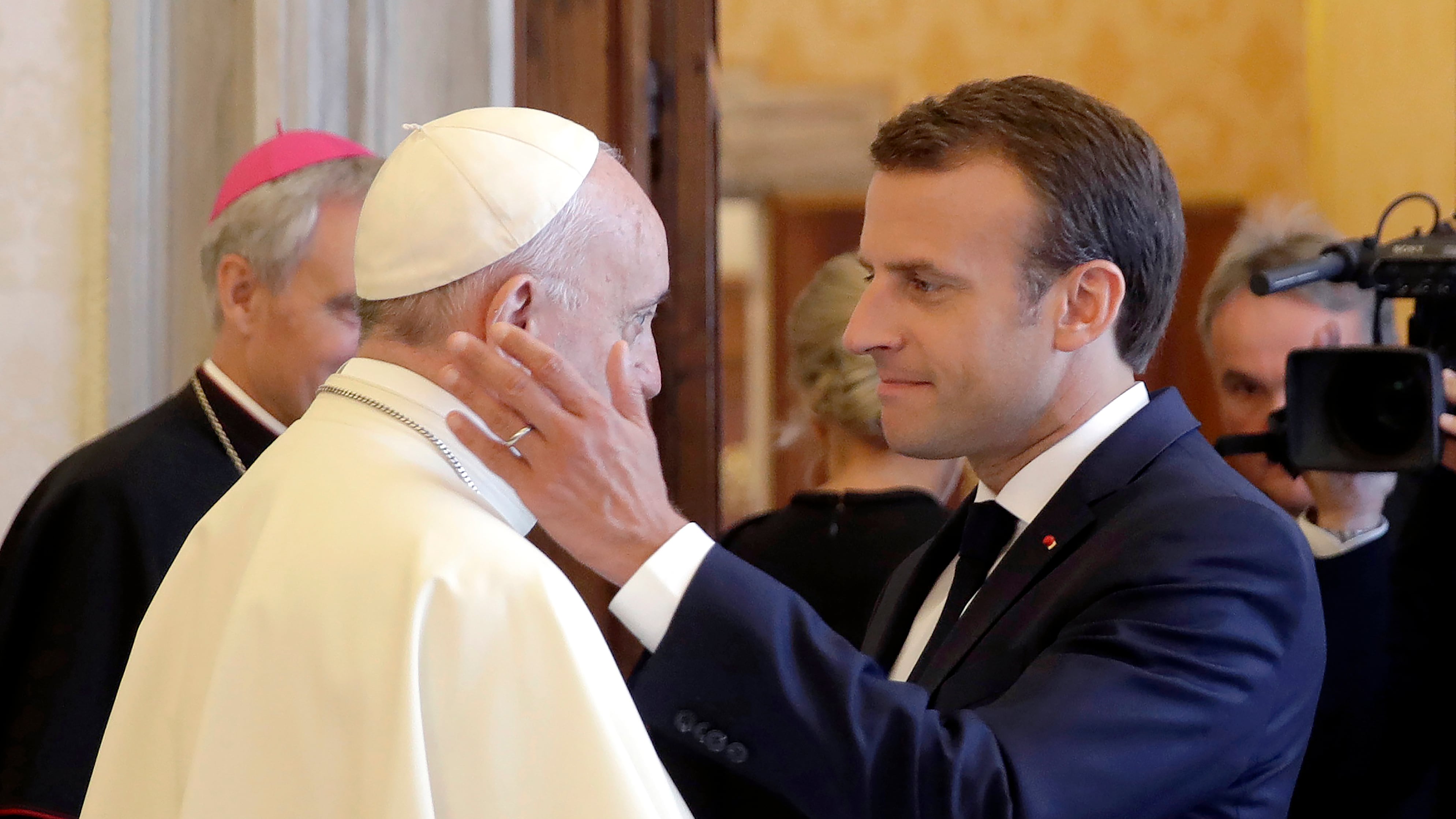 Salvini: "Carezze al Papa? Macron al minimo della popolarità"