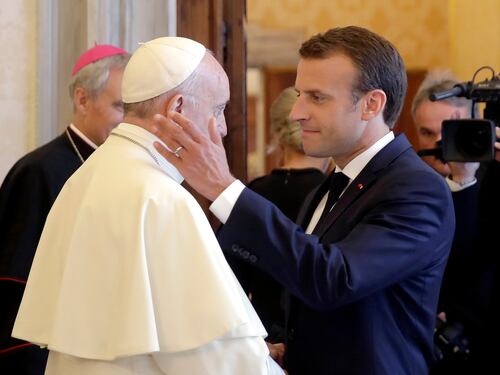 L'ipocrita Macron dal Papa: "Corridoi umanitari per migranti"