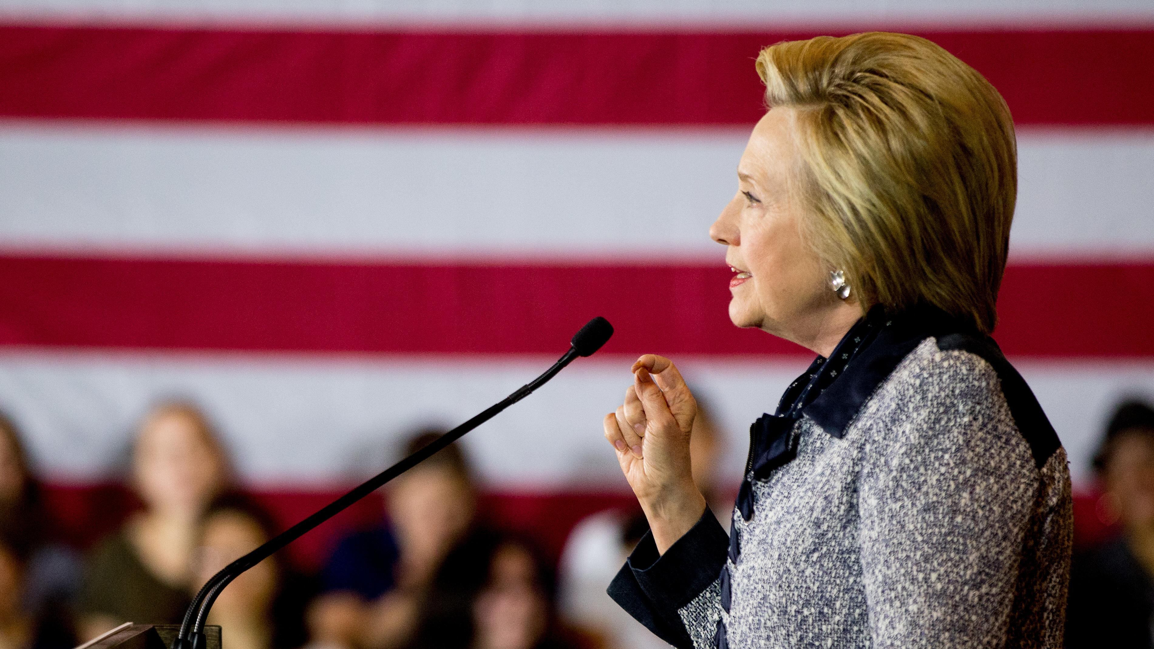 Hillary Clinton vince a Washington e prova a ricucire con Sanders