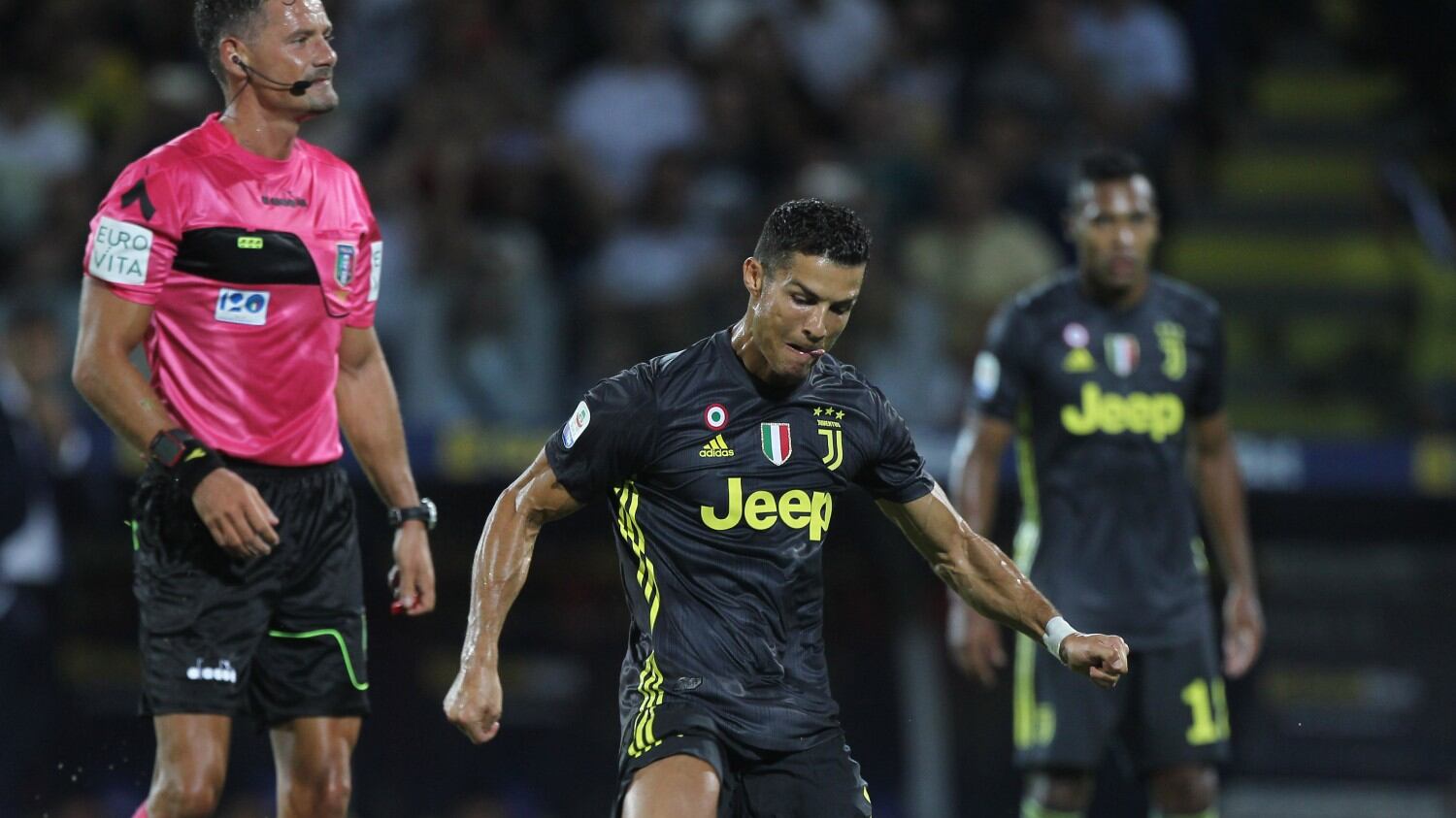 Juve, che fatica a Frosinone. Poi CR7 dimentica il rosso