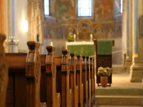 Senigallia, ubriaco in chiesa terrorizza i fedeli: preso straniero
