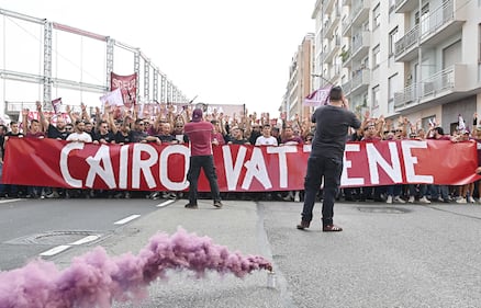 "Cairo vattene", la protesta dei tifosi del Torino: le immagini 8