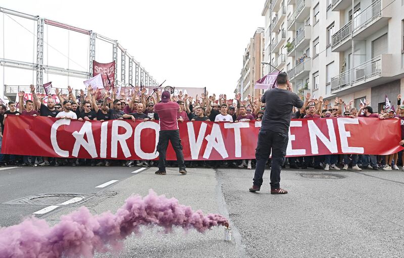 "Cairo vattene", la protesta dei tifosi del Torino: le immagini 8