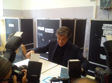Alfio galantuomo: al seggio baciamano a tutte le donne 7