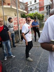 Senza lavoro e stipendio, protestano sotto casa del ministro: "Uè Uè Di Maio, allora?"