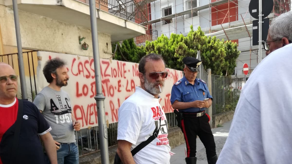 Senza lavoro e stipendio, protestano sotto casa del ministro: "Uè Uè Di Maio, allora?"