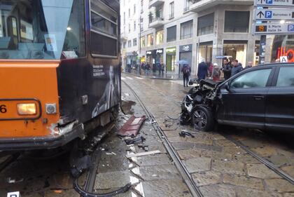 Auto si scontra con tram in centro a Milano 1