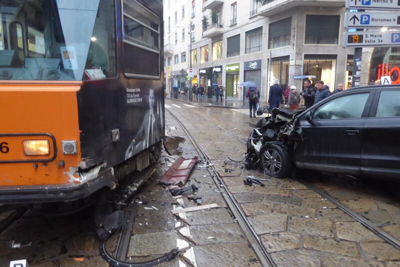 Auto si scontra con tram in centro a Milano 1