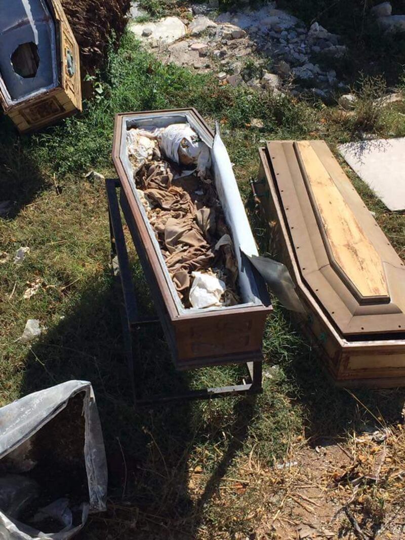 Lecce, discarica abusiva di bare e vestiti di morti 1