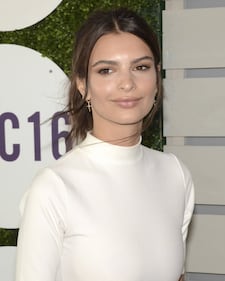 Emily Ratajkowski, il seno sbuca durante il pranzo 23