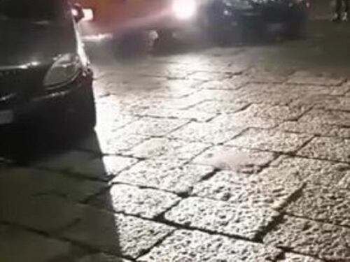 L'auto in doppia fila blocca il bus