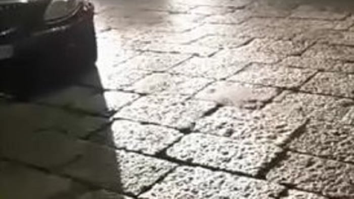 L'auto in doppia fila blocca il bus