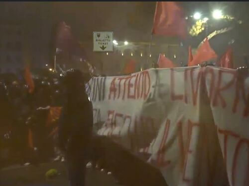 "Attento, ancora fischia il vento". A Livorno gli antagonisti cercano di imbavagliare Salvini
