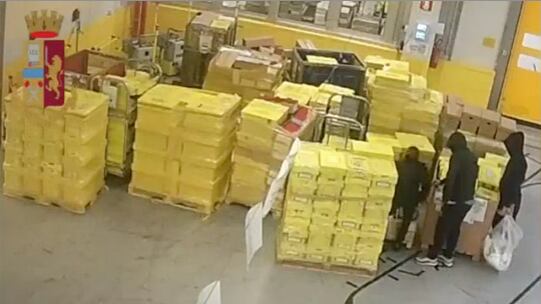 Carte di credito rubate al centro postale: un bottino da un milione di euro