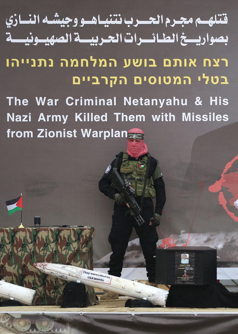 Hamas e il palco dell'orrore: esposte le bare dei 4 ostaggi morti 7
