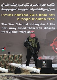 Hamas e il palco dell'orrore: esposte le bare dei 4 ostaggi morti 7