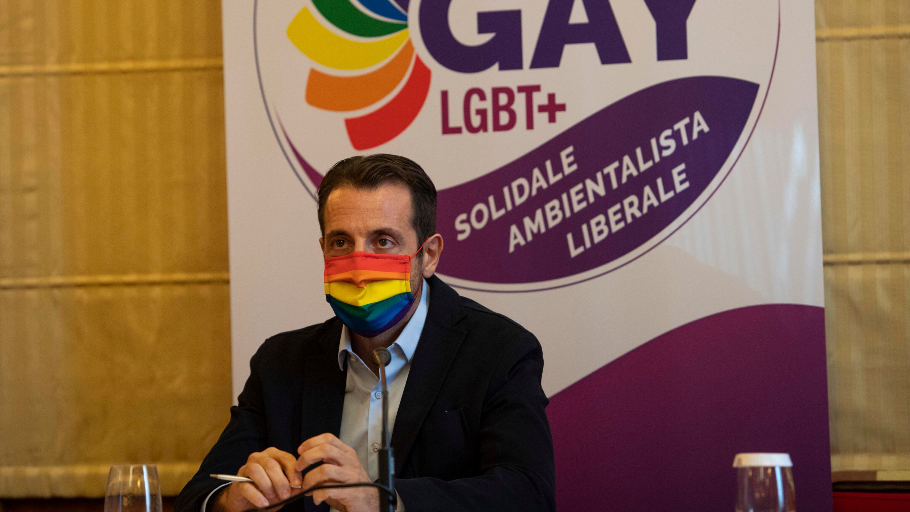 "Facciano coming out". È bufera sul diktat del partito Gay
