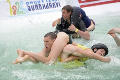 Finlandia, il campionato del mondo di "trasporto della moglie" 6
