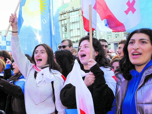 Georgia ai filo-russi, pro-Ue in piazza. "Operazione di Mosca e voto falsato"