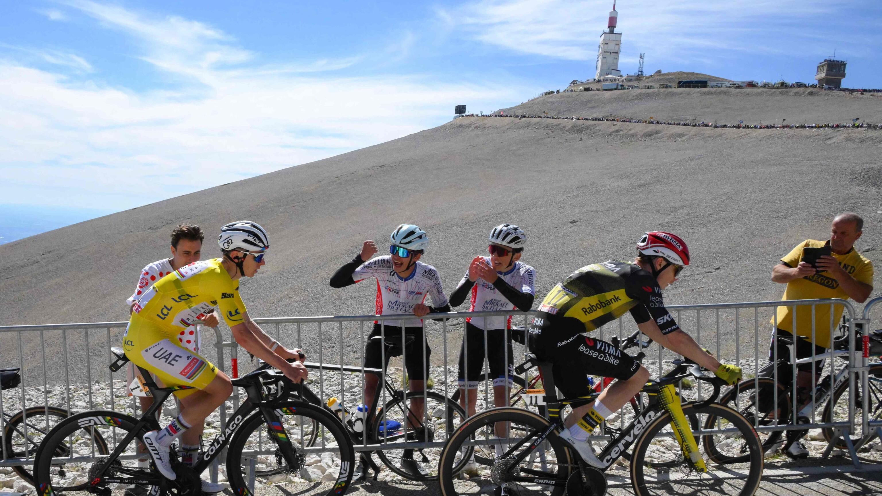 Ombra gialla sul Mont Ventoux. Pogacar "pedina" Vingegaard