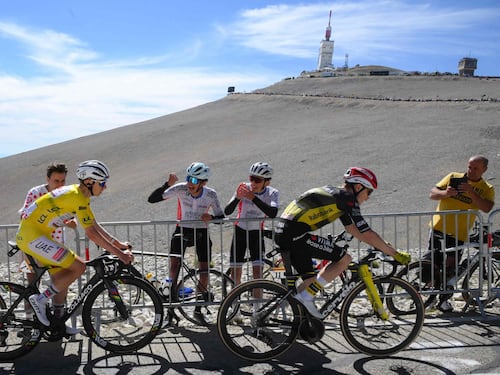 Ombra gialla sul Mont Ventoux. Pogacar "pedina" Vingegaard