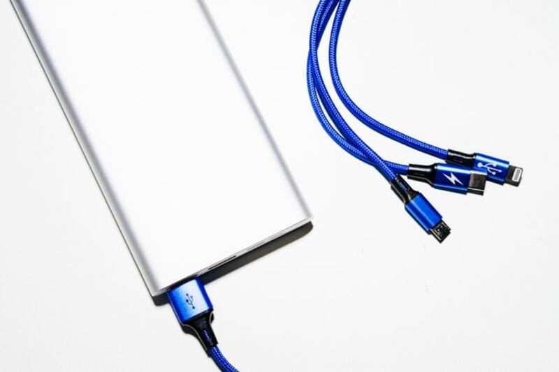 È una bomba o un power bank? In attesa di capirlo, in aereo meglio vietarli
