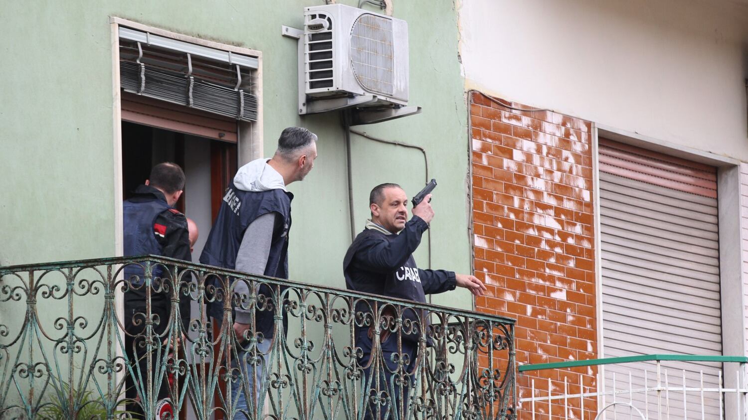 Disabile uccide la madre col fucile e si barrica in casa: catturato dalle teste di cuoio