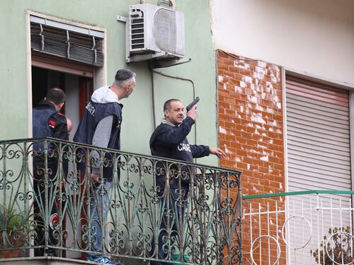 Disabile uccide la madre col fucile e si barrica in casa: catturato dalle teste di cuoio